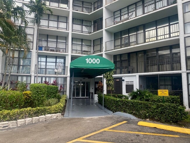 Building Photo - 1000 Parkview Dr