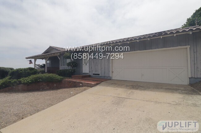 Foto del edificio - 3 Bed, 2.5 Bath Corner Lot Home Near the B...