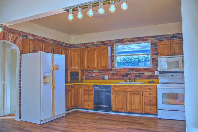 kitchen - 5425 S Junett St