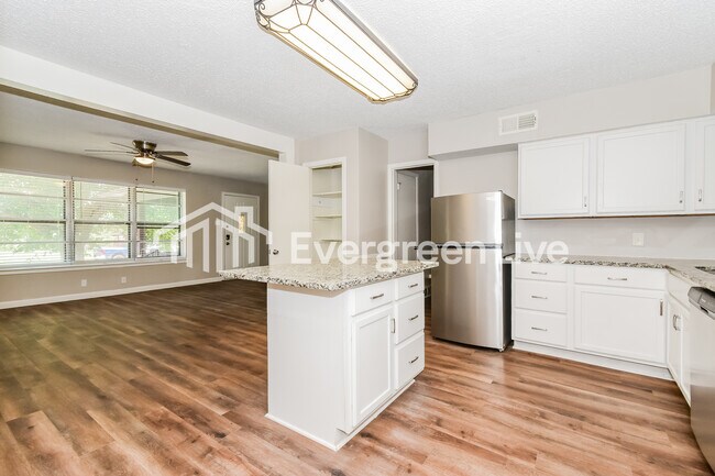 Building Photo - 3504 Hilton Dr