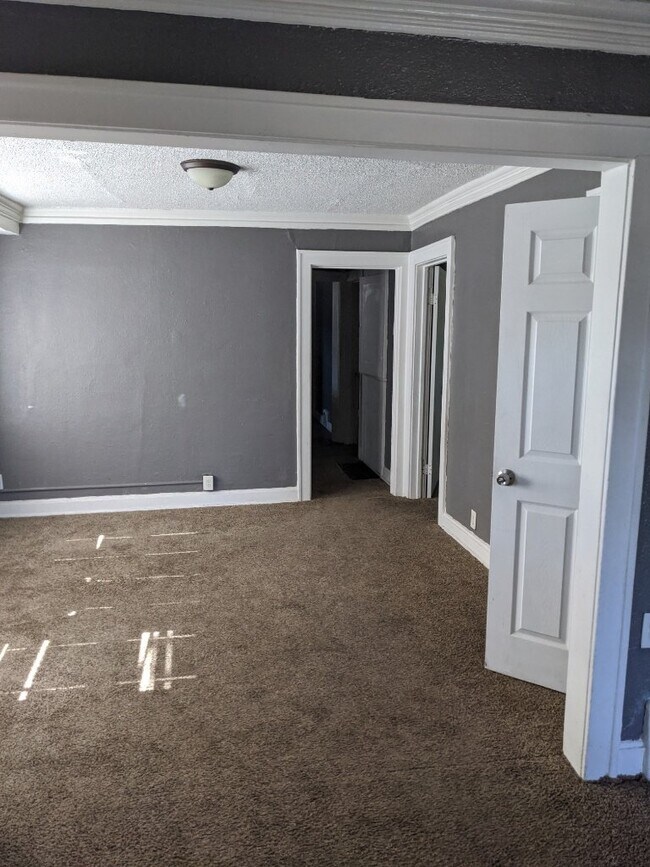 Building Photo - 4420 Paseo Blvd Kansas City, MO 64110-1804