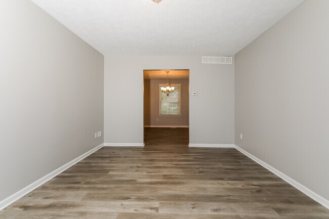 Foto del edificio - 7820 Bryden Dr