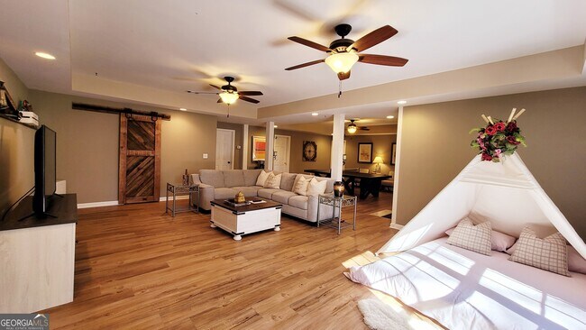 Building Photo - 6729 Great Water Dr