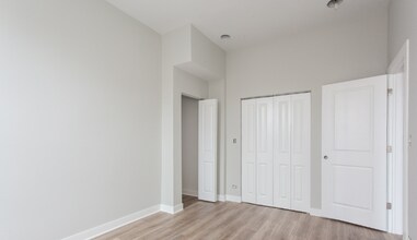 Building Photo - 3000 N Sheffield Ave