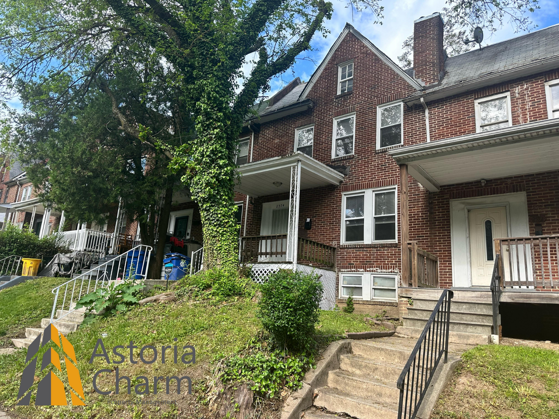 Primary Photo - 4 bedroom 1 bath or 3 bedroom + den AVAILA...