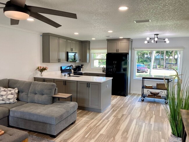 Foto del edificio - Completely remodeled waterfront condo!