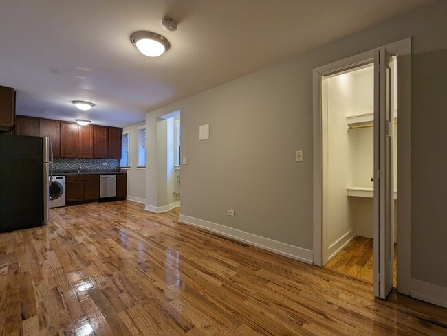 Building Photo - 556 W Arlington Pl