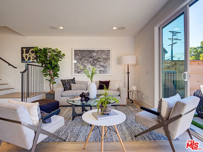 Foto del edificio - 819 N Sycamore Ave