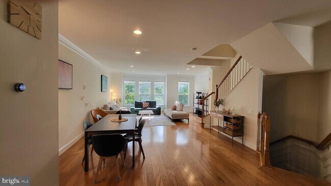 Building Photo - 9449 Canonbury Square