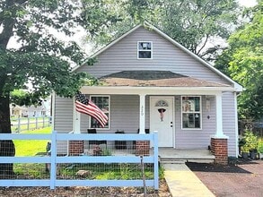 Building Photo - 320 3rd St