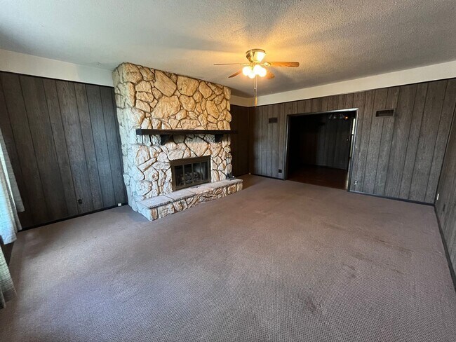 Building Photo - 5 Bedroom 3 Bath House in Roxana