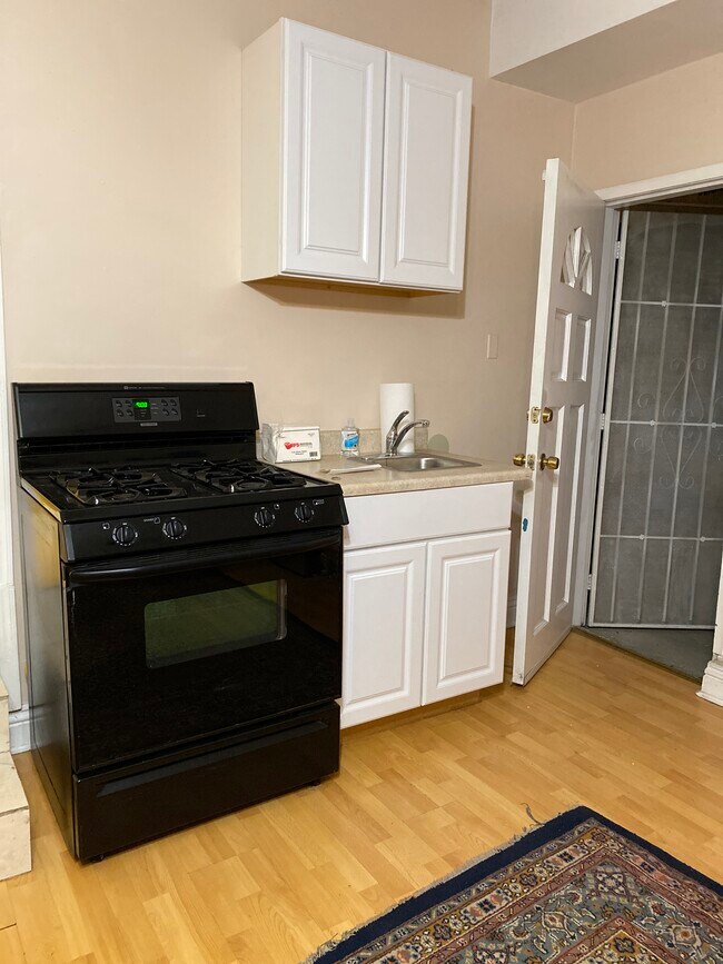 Kitchenette - 12708 Cumpston St