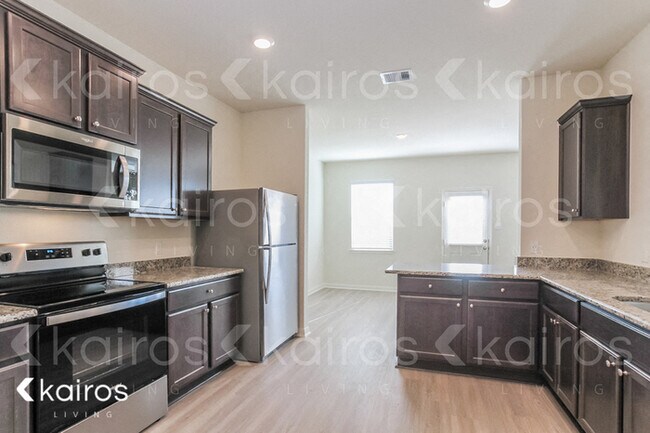 Building Photo - 6250 El Platino Dr