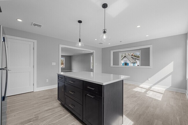 Building Photo - 186 W Midland Ave