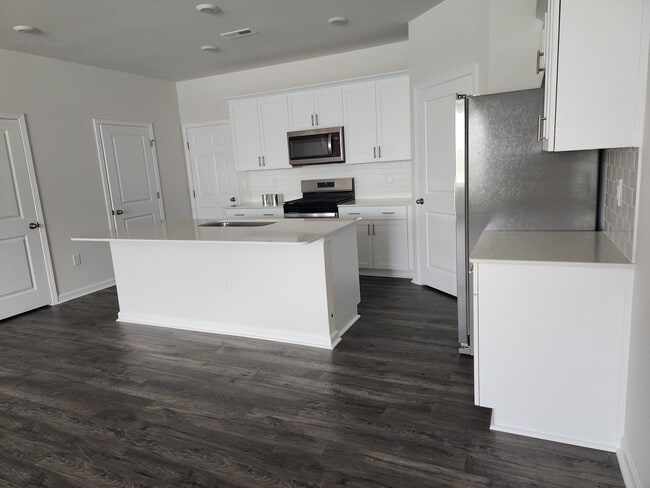 Building Photo - Room in Townhome on Old Battle Bridge Rd