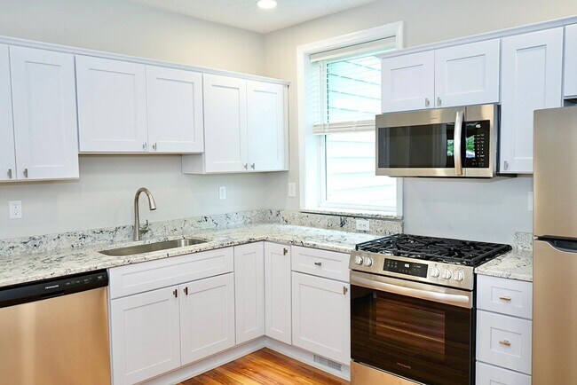 Building Photo - 406 Hedge St
