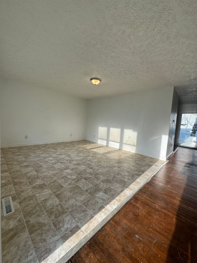 Foto del edificio - 3 bedroom 1 bath duplex available now!