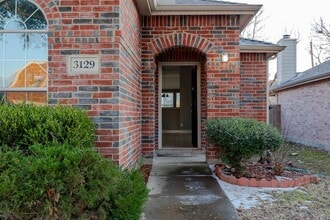 Building Photo - 3129 Kennedy Dr