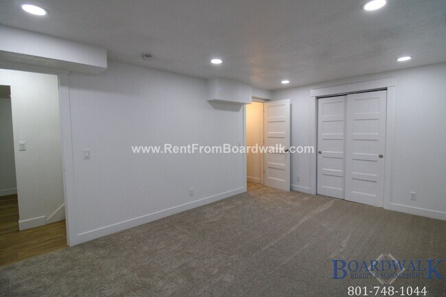 Foto del edificio - Charming 2 bed 1 bath and 1 Den that could...
