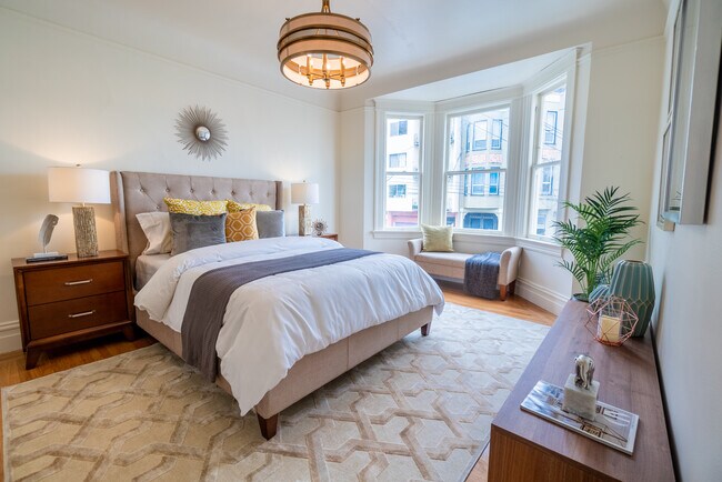 Bedroom #1 / Lots of light. - 949 Greenwich St