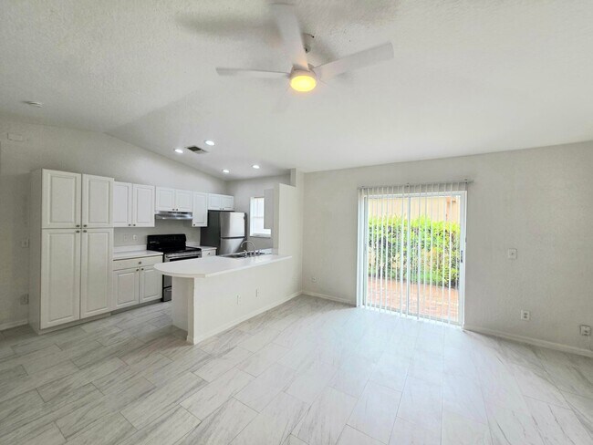 Building Photo - 569 E Ridge Cir N