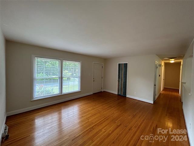 Foto del edificio - 5201 Greenbrook Dr
