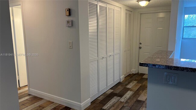 Foto del edificio - 8300 Sands Point Blvd