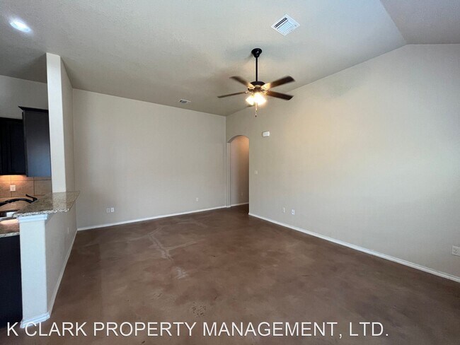 Foto del edificio - 3 br, 2 bath House - 700 SAENGERHALLE RD