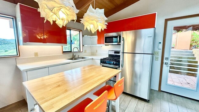 Foto del edificio - Beautiful Custom, Detached Guest Home on S...