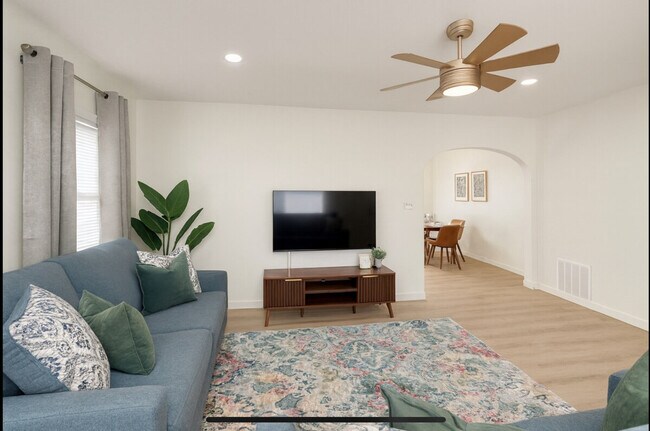 Building Photo - 212 N 8th Ave