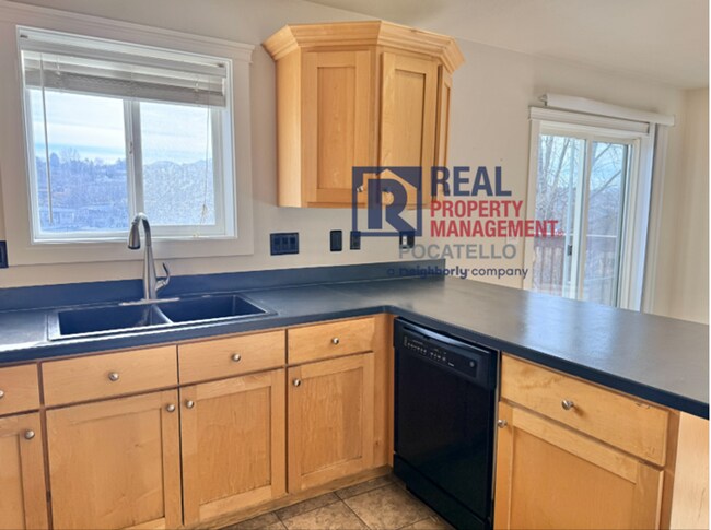 Foto del edificio - 3 bed 2.5 bath 2 car garage house - Pet friendly