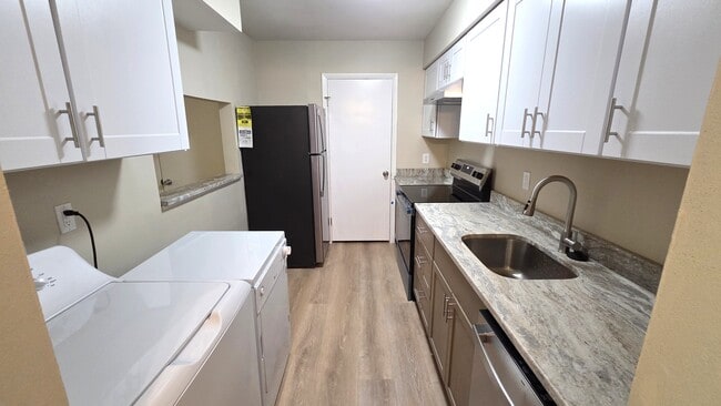 Building Photo - 705 Meadowbrook Dr
