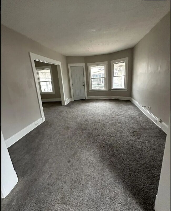 Foto del edificio - 2962 E 66th St