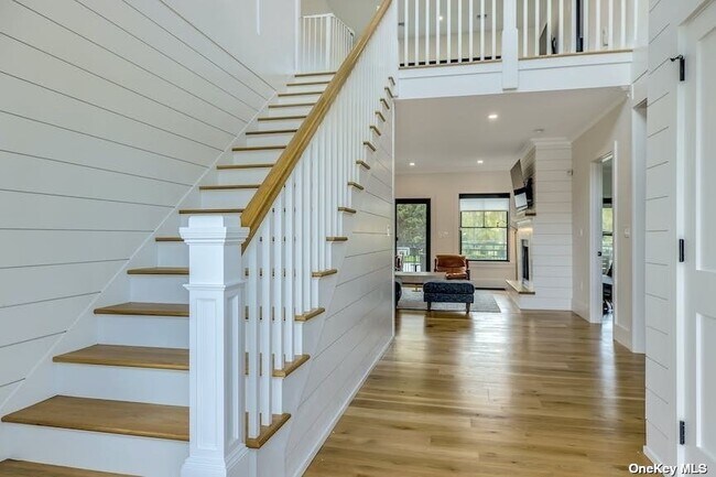 Building Photo - 945 Royalton Row