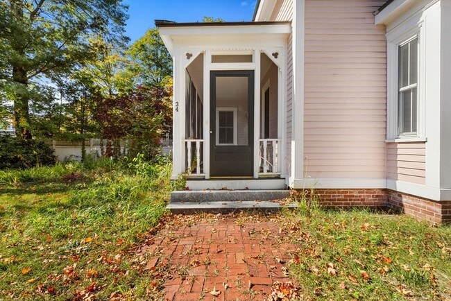 Building Photo - 34 Thoreau St