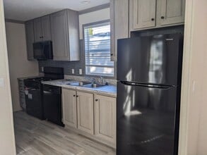 Building Photo - 160 Forrest Ave