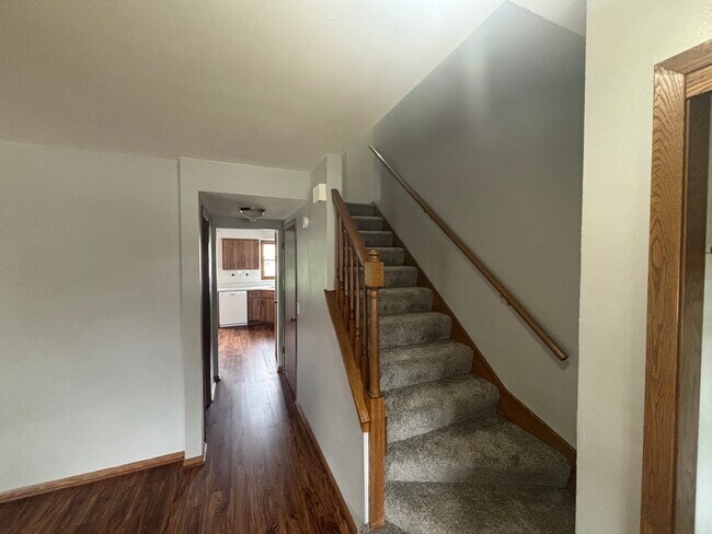Entrada y escalera - 700 E College Ave