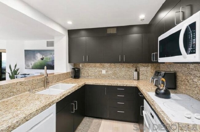 Foto del edificio - 200 Harbor Dr