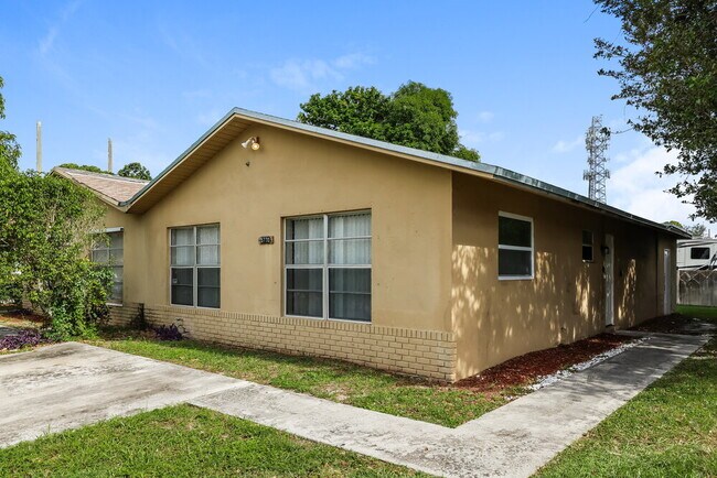 Building Photo - 5770 Bermuda Cir S