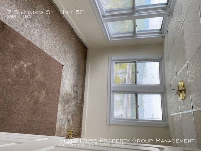 Building Photo - Large 2 Bedroom Apartment near downtown.
