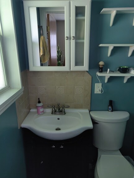 1/2 baño contiguo a la habitación principal - 820 Verde Ave