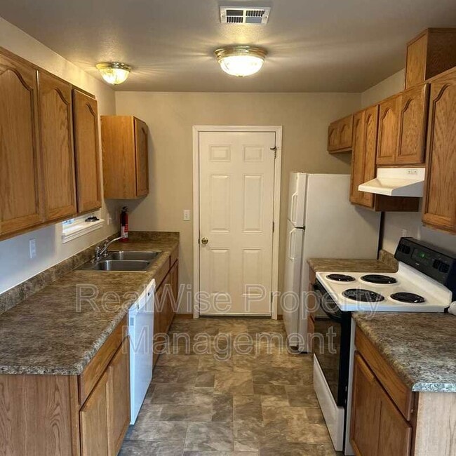 Building Photo - 228 SW Westholm Ave