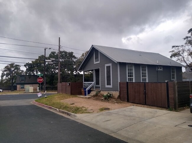 Foto del edificio - 2410 E 12th St