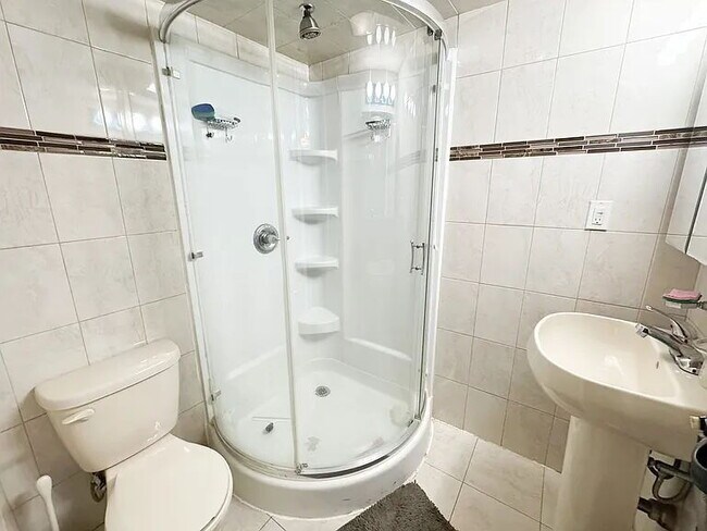 Foto del edificio - Spacious 1 Bedroom  Apartment Available In Prime Ditmars Location