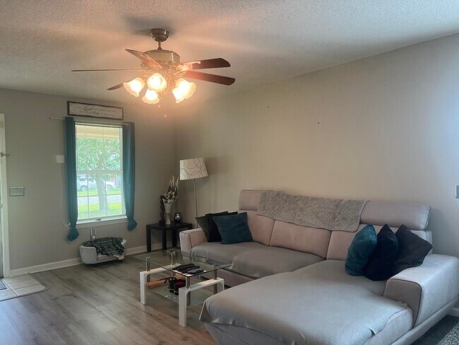 Foto del edificio - 863 Lyndsi Ln