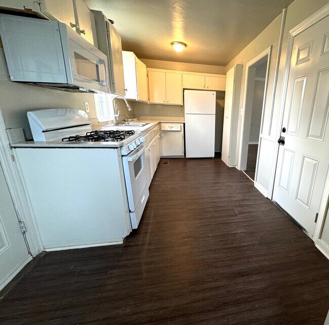 Building Photo - Cute 2 bedroom 1 Bath House!   Close to Mo...