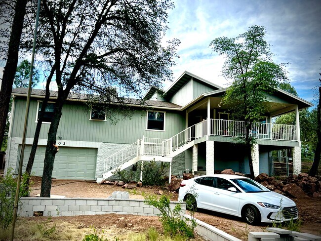 Building Photo - 102 W Sherwood Dr