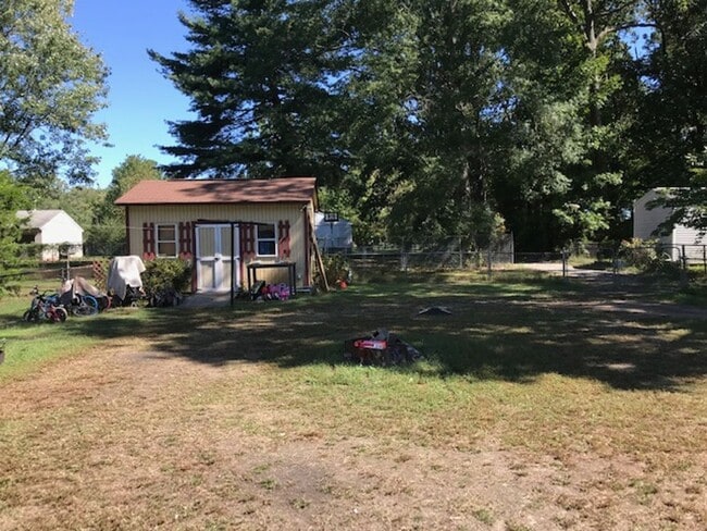 Building Photo - 4 BR/ 2 BA Four Bedroom Two Story Home wit...