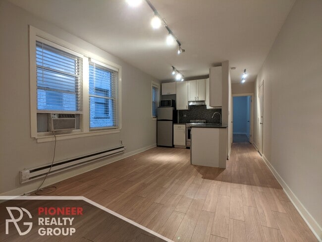 Building Photo - 515 W Belmont Ave