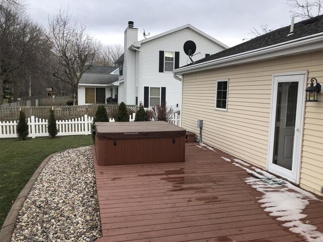 Building Photo - Beautiful 3 Bedroom 2.5 Bath-Waterfront Home
